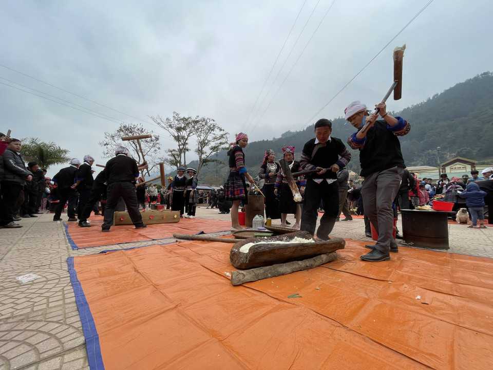 Hoạt động giã bánh dày với sự tham gia của 26 đội thi. Các đội đã thực hiện đầy đủ các quy trình giã bánh từ vo gạo, thổi xôi, quạt, tạo màu cho bánh với nhiều màu sắc đa dạng, hấp dẫn và thuyết trình về sản phẩm của đội mình. (Ảnh: Tuấn Anh/TTXVN)