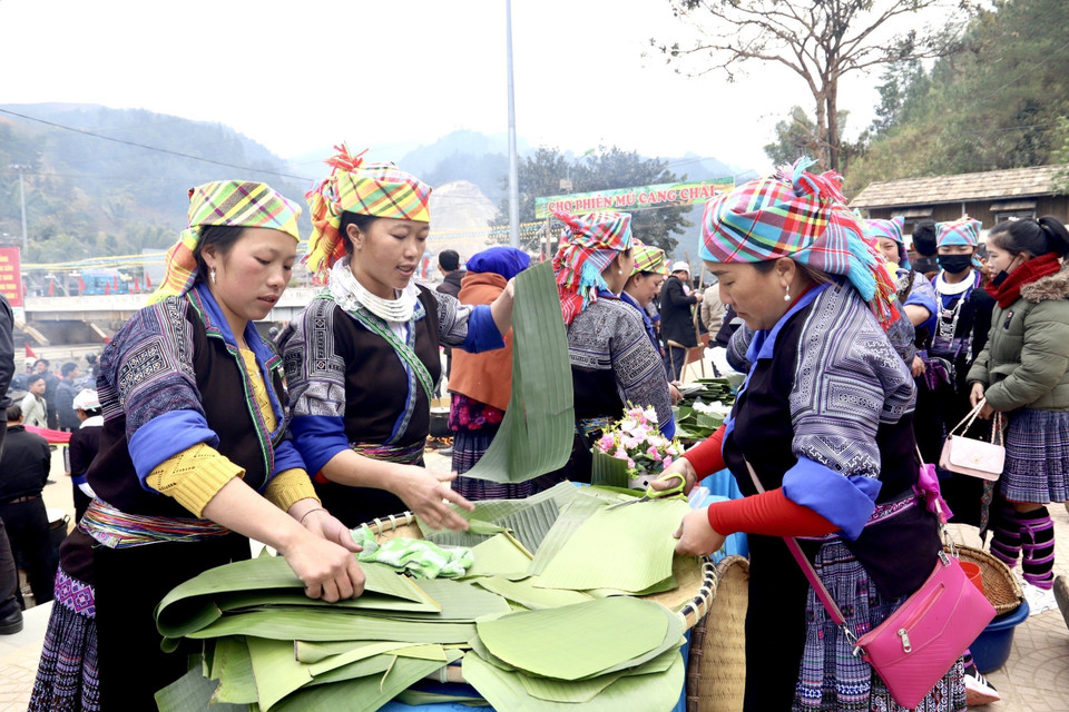 Hoạt động giã bánh dày với sự tham gia của 26 đội thi. Các đội đã thực hiện đầy đủ các quy trình giã bánh từ vo gạo, thổi xôi, quạt, tạo màu cho bánh với nhiều màu sắc đa dạng, hấp dẫn và thuyết trình về sản phẩm của đội mình. (Ảnh: Tuấn Anh/TTXVN)