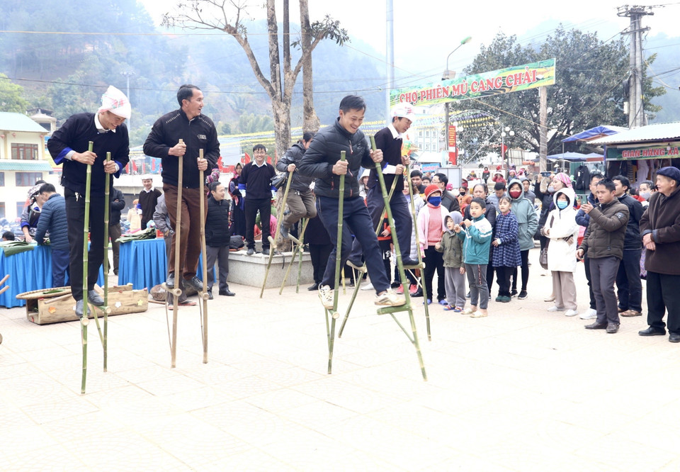 Song song với hoạt động giã bánh dày, tại huyện Mù Cang Chải cũng đã diễn ra các trò chơi dân gian như ném còn, đẩy gậy, bắn nỏ, đi cà kheo, nhảy bao bố. (Ảnh: Tuấn Anh/TTXVN)
