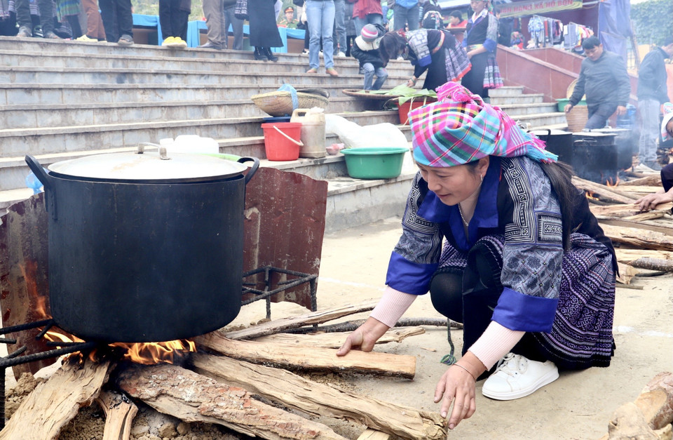 Hoạt động giã bánh dày với sự tham gia của 26 đội thi. Các đội đã thực hiện đầy đủ các quy trình giã bánh từ vo gạo, thổi xôi, quạt, tạo màu cho bánh với nhiều màu sắc đa dạng, hấp dẫn và thuyết trình về sản phẩm của đội mình. (Ảnh: Tuấn Anh/TTXVN)
