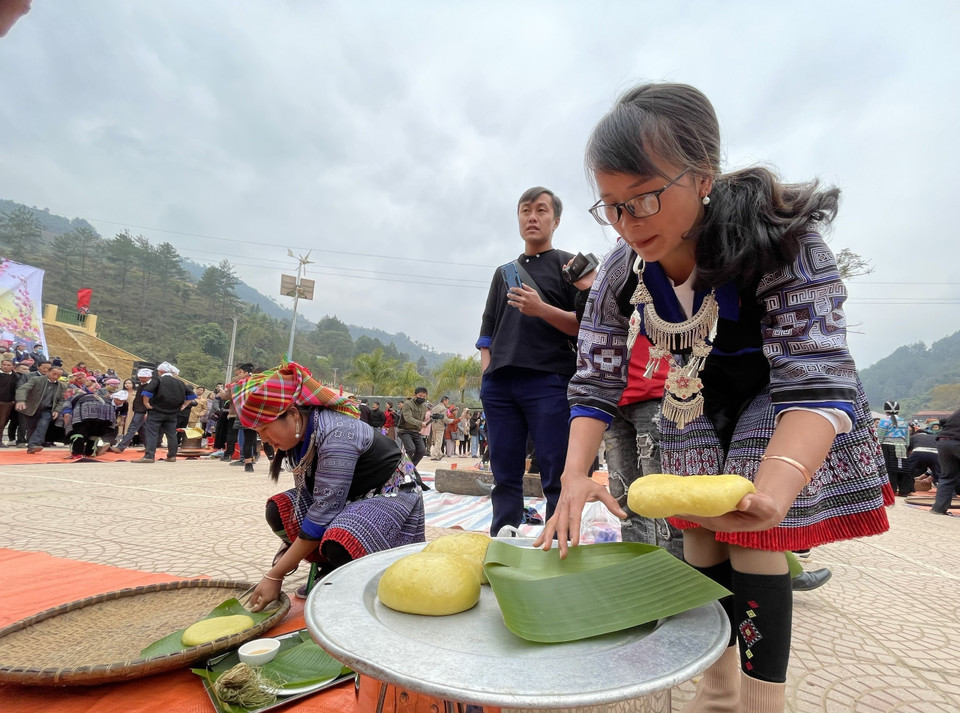 Hoạt động giã bánh dày với sự tham gia của 26 đội thi. Các đội đã thực hiện đầy đủ các quy trình giã bánh từ vo gạo, thổi xôi, quạt, tạo màu cho bánh với nhiều màu sắc đa dạng, hấp dẫn và thuyết trình về sản phẩm của đội mình. (Ảnh: Tuấn Anh/TTXVN)