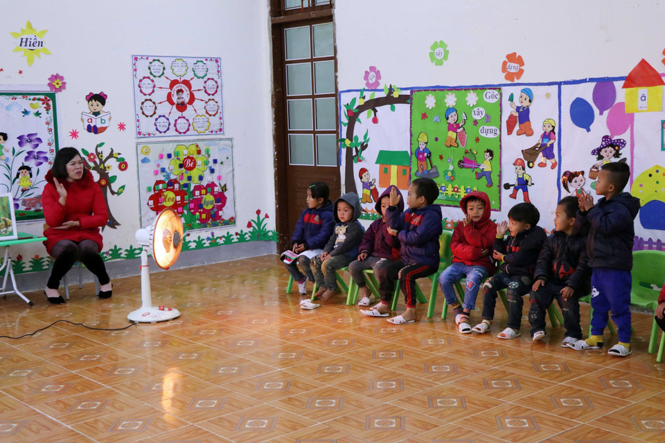 Trường Mầm non Bình Minh, xã Co Mạ (Thuận Châu, Sơn La) trang bị đèn sưởi giúp học sinh giữ ấm trong giờ học trước các đợt không khí lạnh tăng cường gây rét đậm, rét hại kéo dài. (Ảnh: Hữu Quyết/TTXVN)