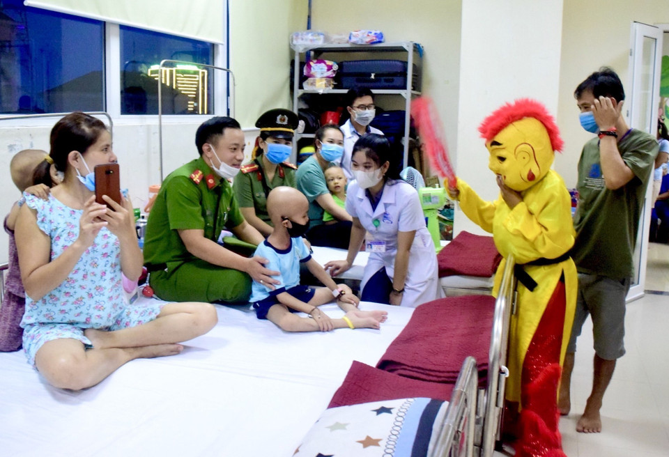 Đoàn Thanh niên Công an tỉnh Thừa Thiên-Huế mang Tết Trung thu ý nghĩa tới các bệnh nhi điều trị tại Trung tâm Ung bướu, Bệnh viện Trung ương Huế. (Ảnh: Mai Trang/TTXVN)