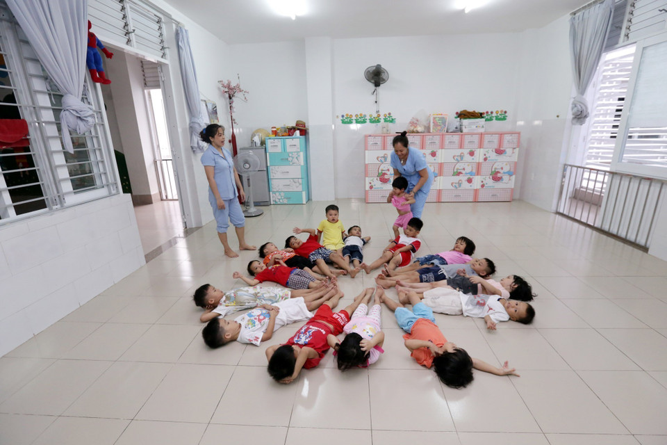 Các bé từ 0 đến 6 tuổi vui chơi tại Trung tâm Bảo trợ trẻ em Vũng Tàu. (Ảnh: Anh Tuấn/TTXVN)