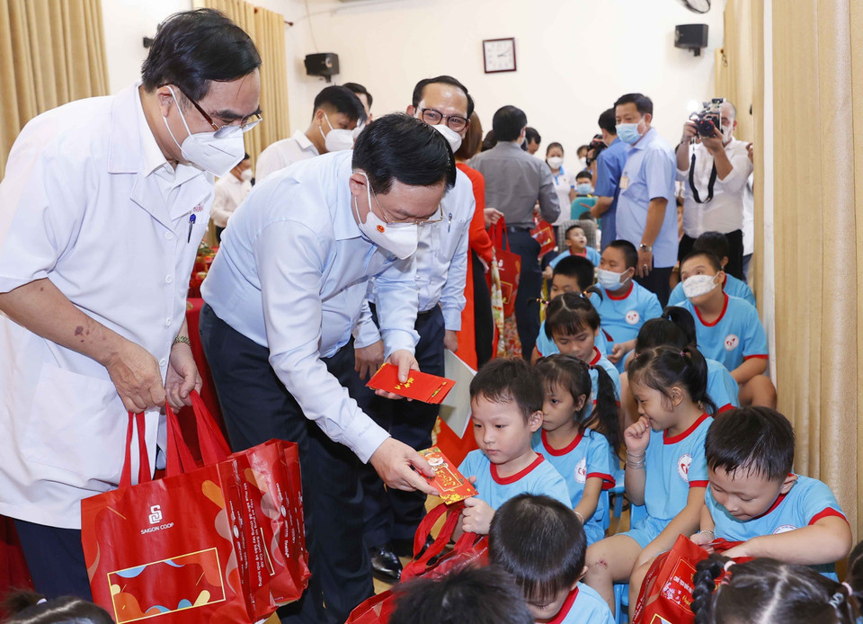 Chủ tịch Quốc hội Vương Đình Huệ đến thăm, tặng quà trẻ em khuyết tật, trẻ em có hoàn cảnh đặc biệt tại Trung tâm phục hồi chức năng và trợ giúp trẻ khuyết tật Thành phố Hồ Chí Minh nhân dịp Xuân Nhâm Dần 2022. (Ảnh: Doãn Tấn/TTXVN)