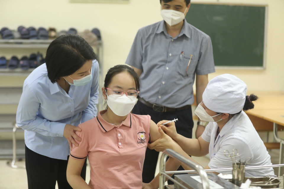 Giám đốc Sở Y tế Hà Nội Trần Thị Nhị Hà cùng đoàn công tác của Sở đến kiểm tra công tác tiêm vaccine phòng COVID-19 cho trẻ từ 5 đến dưới 12 tuổi, tại điểm tiêm trường THCS Lê Quý Đôn, quận Hà Đông. (Ảnh: Minh Quyết/TTXVN)