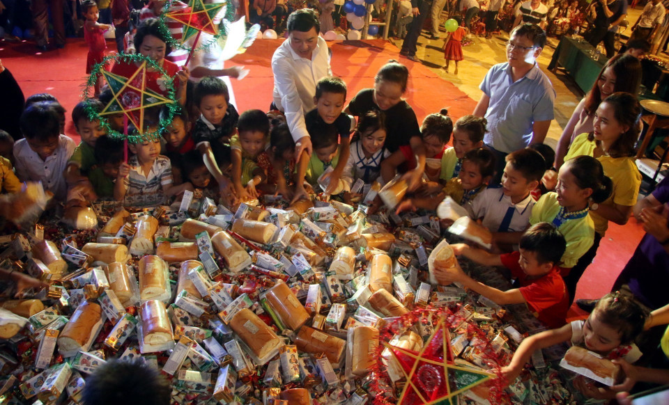 Các em thiếu nhi xã Tam Hợp tưng bừng phá cỗ Tết Trung thu sớm tại chương trình Vầng trăng yêu thương. (Ảnh: TTXVN phát)