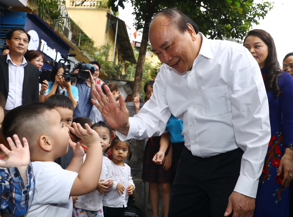 Thủ tướng Nguyễn Xuân Phúc gặp gỡ các trẻ em tại Lễ phát động Năm an toàn cho phụ nữ và trẻ em (2019). (Ảnh: Thống Nhất/TTXVN)