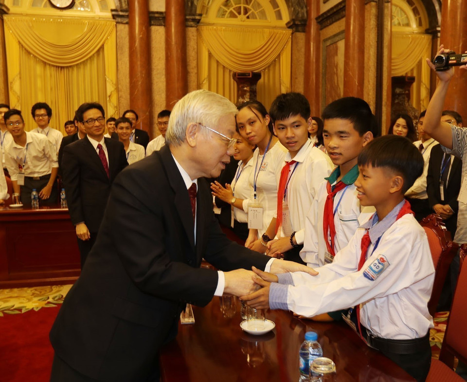 Tổng Bí thư, Chủ tịch nước Nguyễn Phú Trọng tiếp Đoàn học sinh, sinh viên tiêu biểu, xuất sắc ngành giáo dục năm học 2017-2018. (Ảnh: Trí Dũng/TTXVN)