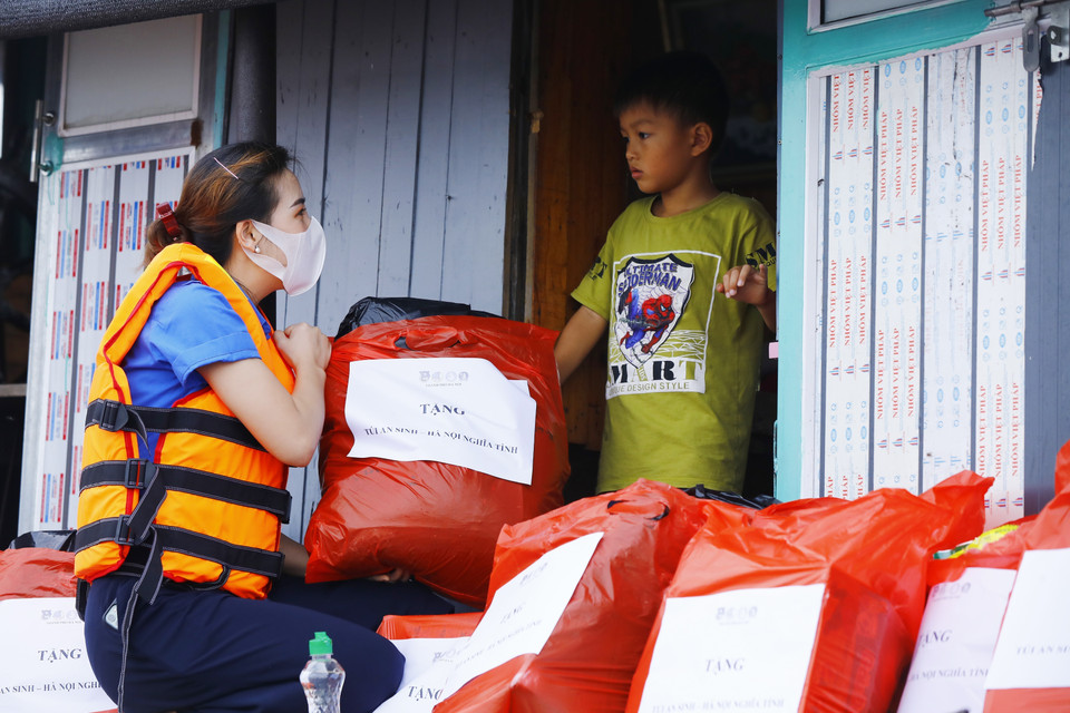 Thành đoàn, Hội Liên hiệp Thanh niên Việt Nam thành phố Hà Nội trao tặng quà cho các em thiếu nhi sống trên thuyền tại xã Văn Đức, huyện Gia Lâm bị ảnh hưởng do dịch COVID-19. (Ảnh: Minh Đức/TTXVN)