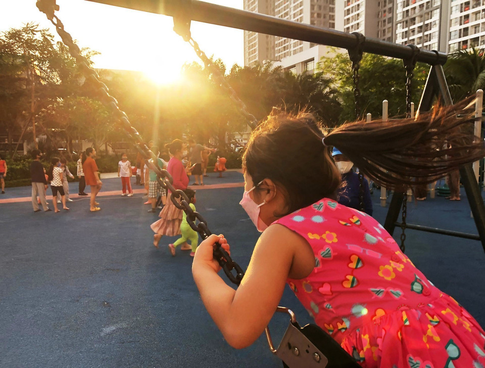 Trẻ em vui chơi Khu đô thị Times City (Hà Nội) nhưng vẫn đảm bảo các điều kiện phòng chống dịch (2020). (Ảnh: Lâm Khánh/TTXVN)