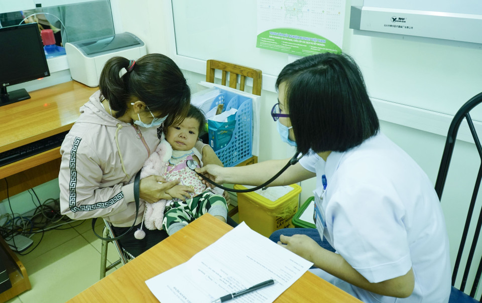 Các bác sỹ Bệnh viện Tim Hà Nội và Bệnh viện đa khoa tỉnh Điện Biên khám sàng lọc bệnh tim miễn phí cho trẻ em dưới 16 tuổi trên địa bàn tỉnh trong Chương trình Trái tim cho em. (Ảnh: Xuân Tư/TTXVN)