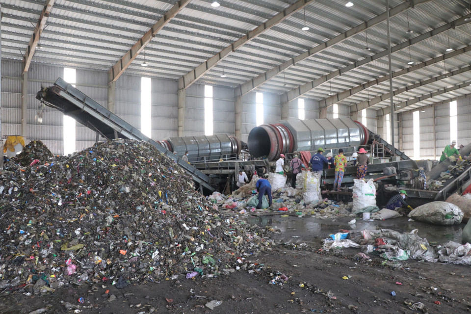 Công đoạn phân loại rác đi vào hoạt động tại nhà máy xử lý rác thải Bến Tre. (Ảnh: Huỳnh Phúc Hậu/TTXVN)