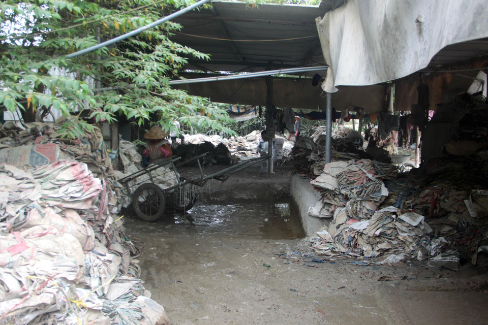 Nước rửa, giặt bao bì chưa qua xử lý chảy lênh láng trong các cơ sở tái chế rác, gây ô nhiễm môi trường ở thôn Long Hưng, xã Hải Phú, huyện Hải Lăng, tỉnh Quảng Trị. (Ảnh: Trịnh Bang Nhiệm/TTXVN)