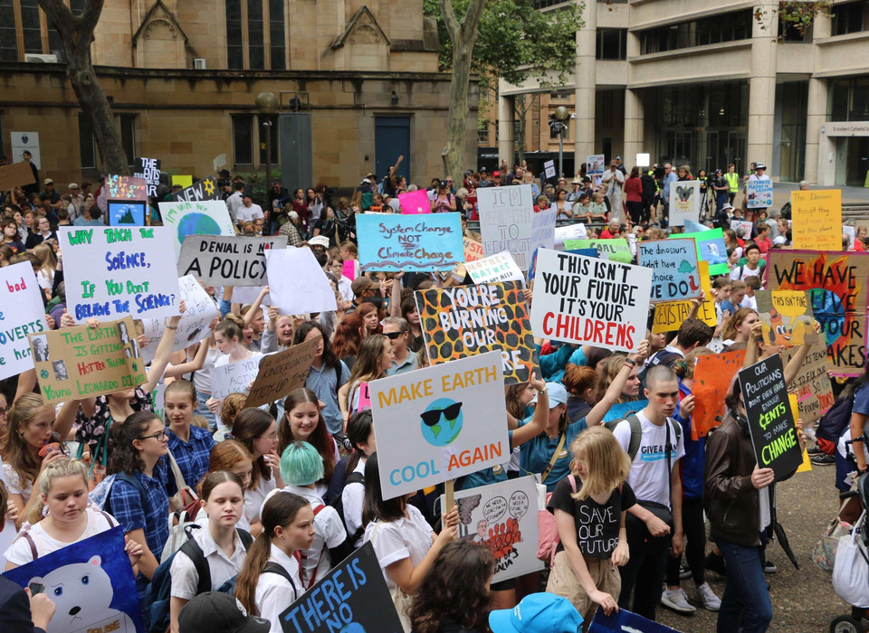 Ngày 15/3/2019,tại thành phố Sydney (Australia) hàng chục nghìn học sinh, sinh viên xuống đường biểu tình nhằm kêu gọi hành động chống biến đổi khí hậu. (Ảnh: Nguyễn Hoàng Linh/ TTXVN)
