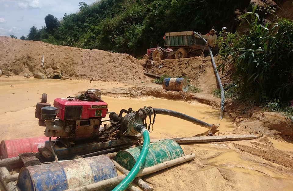 Khai thác cát trái phép ảnh hưởng môi trường ở Bảo Lộc, tỉnh Lâm Đồng. (Ảnh: Nguyễn Dũng/TTXVN)