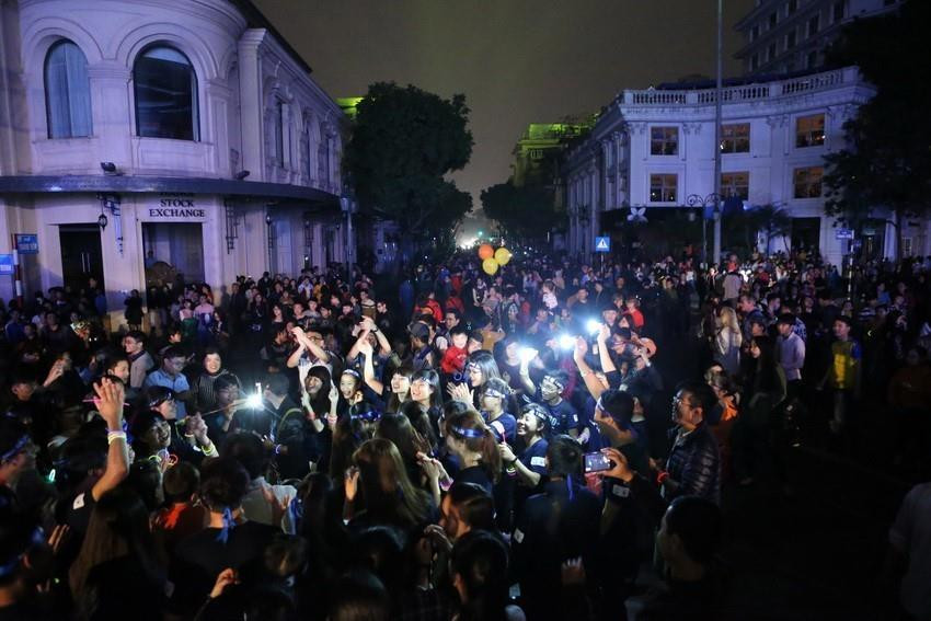 Tuyến phố Tràng Tiền, Hà Nội tắt đèn hưởng ứng 'Giờ trái đất' 2016. (Ảnh: Huy Hùng/TTXVN)