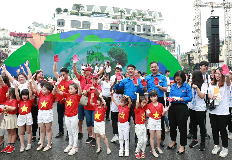 Các đại biểu, tình nguyện viên tham gia hưởng ứng chương trình “Ngày tử tế - Vì môi trường không rác thải”, ngày 5/5/2019, tại Hà Nội. (Ảnh: Văn Điệp/TTXVN)