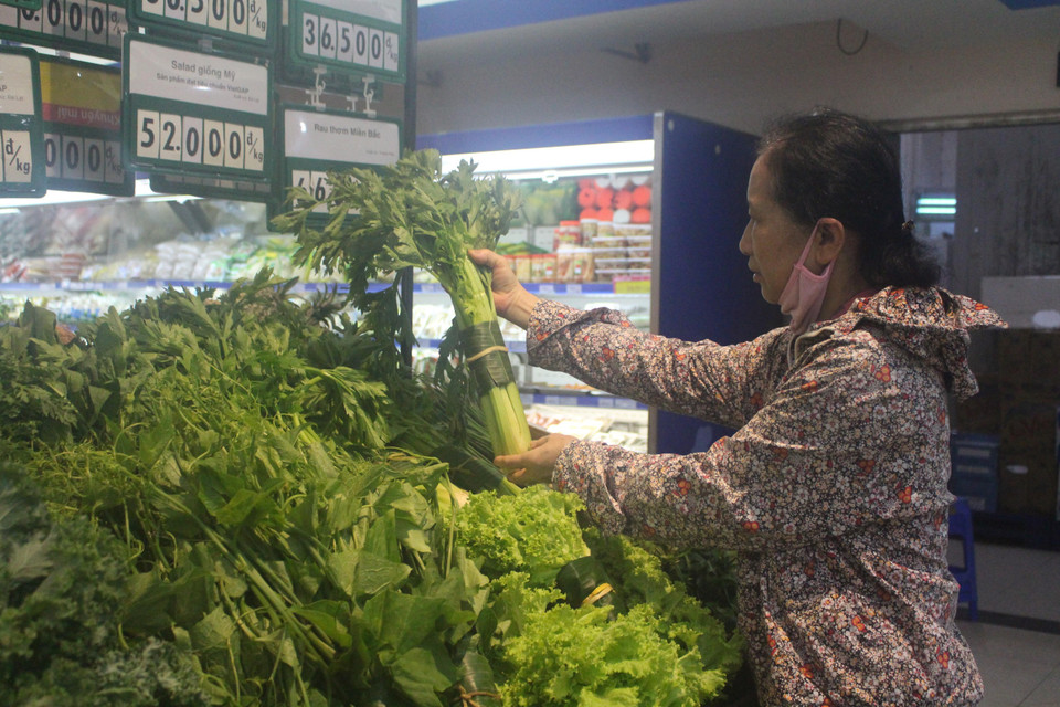 Người tiêu dùng một số địa phương ở Việt Nam đang hưởng ứng dùng các loại lá thân thiện với môi trường thay thế cho túi nylon. (Ảnh: Hoa Mai/TTXVN)
