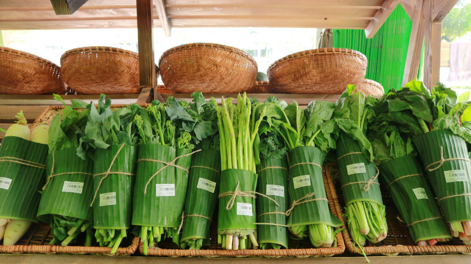 Rau được gói bằng lá chuối tại Cửa hàng nông sản 'Rau của ba' tại 180A Nguyễn Hữu Cảnh, phường 22, quận Bình Thạnh, Thành phố Hồ Chí Minh. (Ảnh: Hồng Nhung/TTXVN)