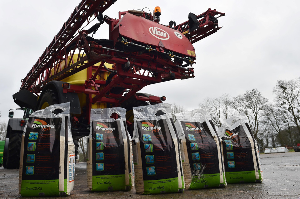 Cơ quan an toàn thực phẩm Pháp ANSES ngày 27/5/2019 đã cấm bán các loại thuốc bảo vệ thực vật có chứa chất epoxiconazole, vốn được sử dụng rất rộng rãi trong nông nghiệp, gọi đây là 'mối nguy hiểm đáng lo ngại' đối với sức khỏe con người và môi trường. Trong ảnh: Sản phẩm thuốc diệt cỏ tại Piace, Pháp. (Ảnh: AFP/TTXVN phát)