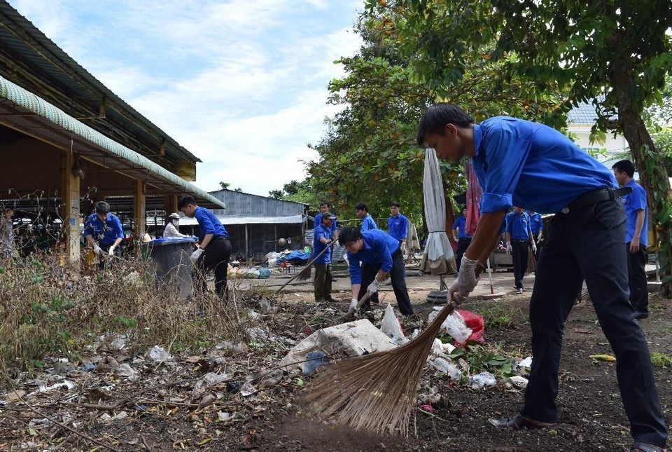 Đoàn viên thanh niên ra quân xoá điểm đen ô nhiễm môi trường tại chợ Láng Biển, xã Láng Biển, huyện Tháp Mười, tỉnh Đồng Tháp. (Ảnh: Chương Đài/TTXVN)