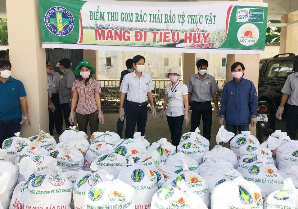  Tập đoàn Lộc Trời An Giang vận chuyển rác thải thuốc bảo vệ thực vật đi tiêu hủy trong chương trình 'Cùng nông dân bảo vệ môi trường' tại An Giang, tháng 3/2017. (Ảnh: Công Thử/ TTXVN)