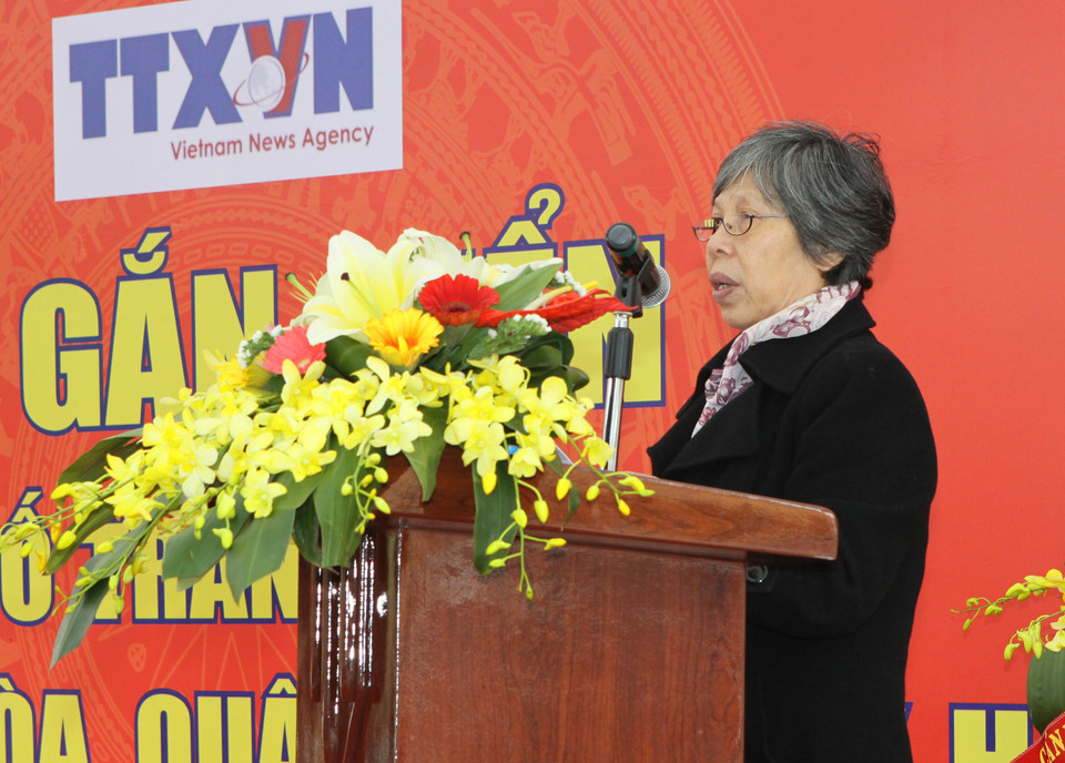 Bà Trần Lệ Thu, con gái nhà báo-liệt sỹ Trần Kim Xuyến phát biểu tại buổi lễ. (Ảnh: Dương Giang/TTXVN)