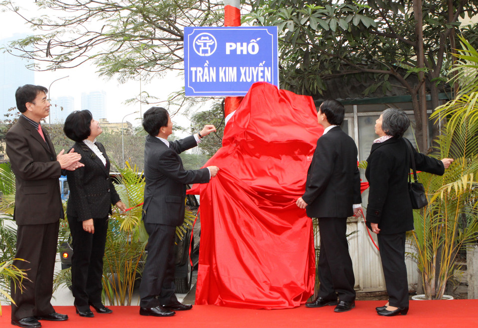 Lễ kéo băng khánh thành phố Trần Kim Xuyến. (Ảnh: Dương Giang/TTXVN)