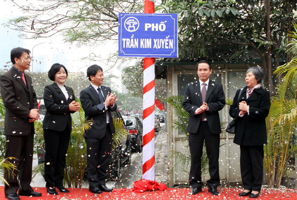 Lễ kéo băng khánh thành phố Trần Kim Xuyến. (Ảnh: Dương Giang/TTXVN)