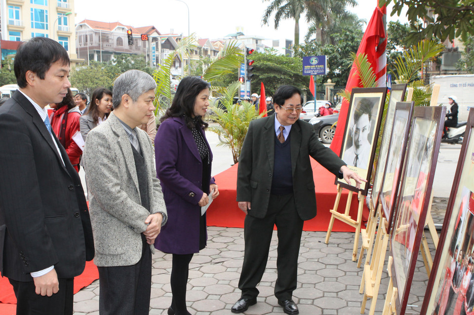 Các đại biểu xem trưng bày ảnh và tư liệu về nhà báo-liệt sỹ Trần Kim Xuyến tại buổi lễ. (Ảnh: Dương Giang/TTXVN)