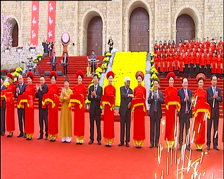 Nhân dịp này, các đại biểu đã cắt băng khánh thành giai đoạn 1 Khu du lịch tâm linh sinh thái Tây Yên Tử.(Ảnh: PV/Vietnam+)