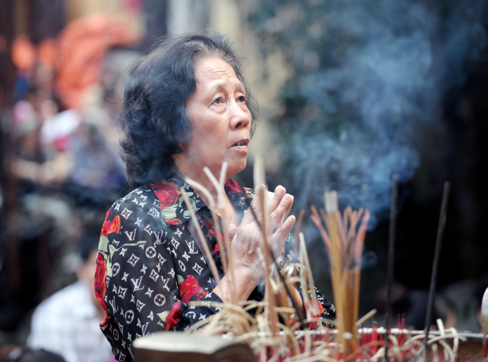 Thắp hương cầu mong ông bà tổ tiên phù hộ cho con cháu.(Doãn Đức/Vietnam+)