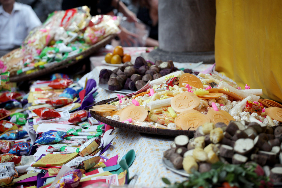 Hàng trăm lễ của người dân đặt xung quanh.(Doãn Đức/Vietnam+)