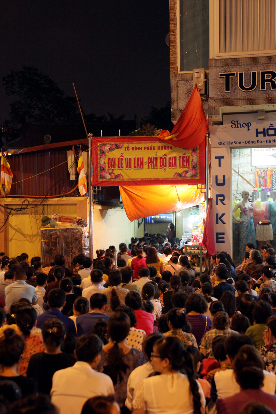 Cổng chùa Phúc Khánh chật kín người, không thể di chuyển được vào trong nữa.(Doãn Đức/Vietnam+)