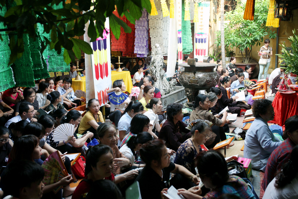 19 giờ tối nhà chùa mới chính thức làm lễ Vu Lan, nhưng ngay từ cuối giờ chiều, hàng nghìn người đã kéo đến chùa.(Doãn Đức/Vietnam+)