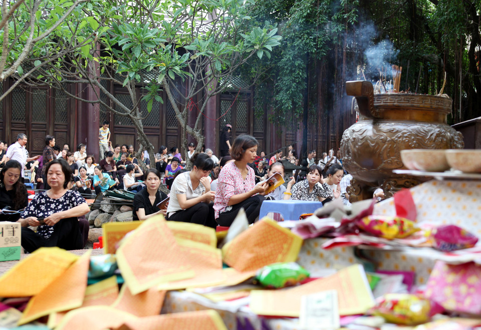 Dòng người đổ về chùa càng lúc càng đông hơn.(Doãn Đức/Vietnam+)