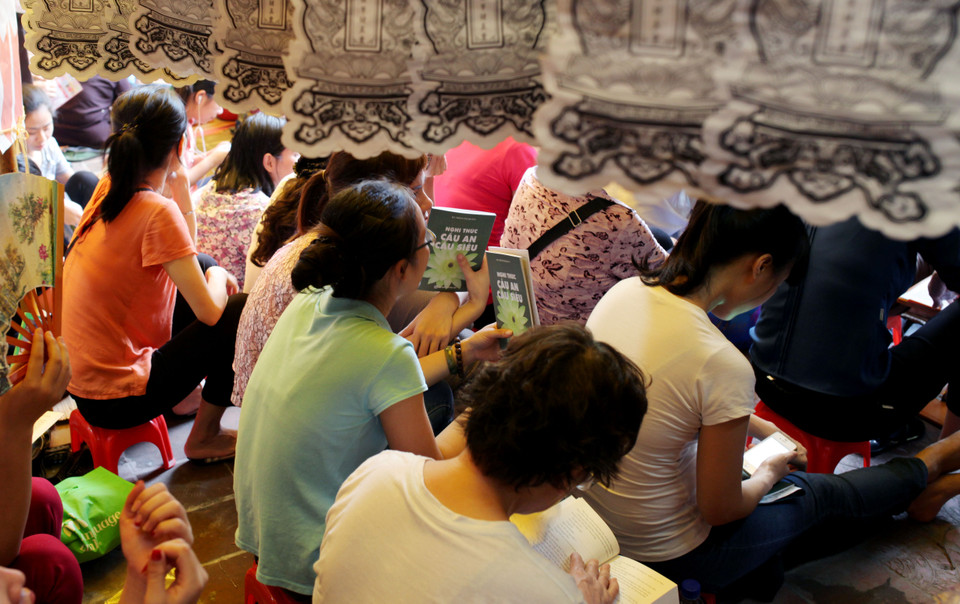 Phía trong khuôn viên chùa không còn một chỗ trống.(Doãn Đức/Vietnam+)