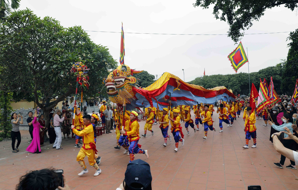Màn múa rồng đặc sắc tại lễ hội Chử Đồng Tử-Tiên Dung Công chúa. (Ảnh: Trấn Việt/TTXVN)