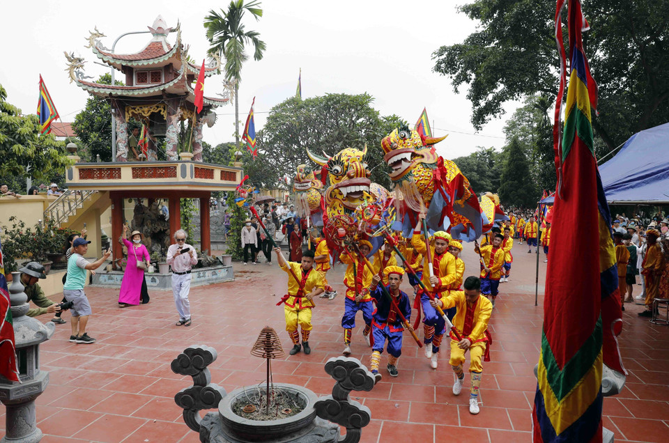 Màn múa rồng đặc sắc tại lễ hội Chử Đồng Tử-Tiên Dung Công chúa. (Ảnh: Trấn Việt/TTXVN)