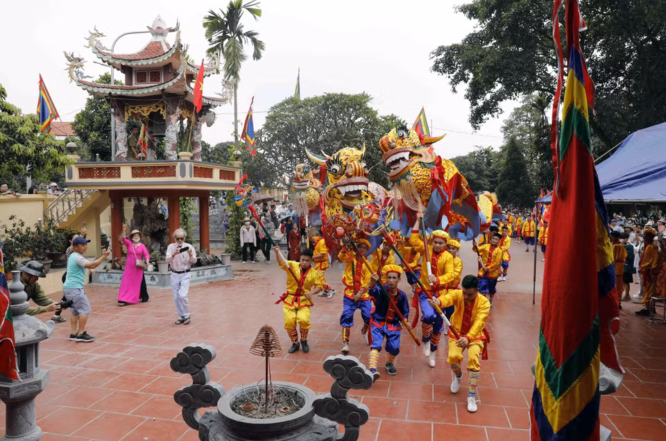 Màn múa rồng đặc sắc tại lễ hội Chử Đồng Tử-Tiên Dung Công chúa. (Ảnh: Trấn Việt/TTXVN)