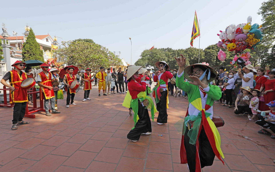 Múa con đĩ đánh bồng được biểu diễn tại lễ hội thu hút đông đảo người xem. (Ảnh: Trấn Việt/TTXVN)