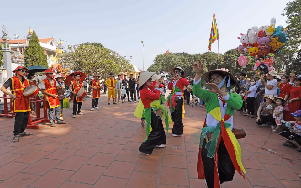 Múa con đĩ đánh bồng được biểu diễn tại lễ hội thu hút đông đảo người xem. (Ảnh: Trấn Việt/TTXVN)