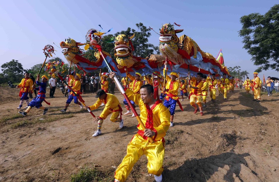Phần hội nơi đây không thể thiếu những hoạt động như múa rồng; múa sinh tiền, con đĩ đánh bồng… thu hút rất đông người dân và du khách thập phương tham dự. (Ảnh: Trấn Việt/TTXVN)