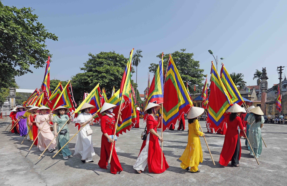 Đông đảo người dân tham gia lễ hội Chử Đồng Tử-Tiên Dung Công chúa. (Ảnh: Trấn Việt/TTXVN)