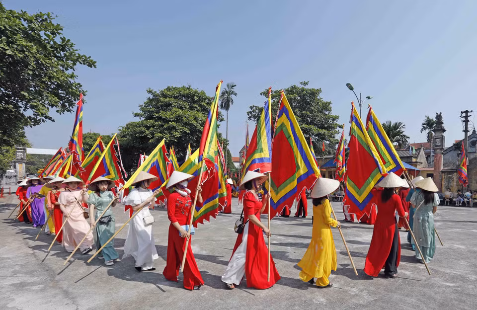 Đông đảo người dân tham gia lễ hội Chử Đồng Tử-Tiên Dung Công chúa. (Ảnh: Trấn Việt/TTXVN)