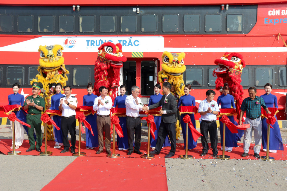 Cắt băng khánh thành chính thức đưa vào hoạt động tuyến vận tải biển Phan Thiết-Phú Quý. (Ảnh: Nguyễn Thanh/TTXVN)