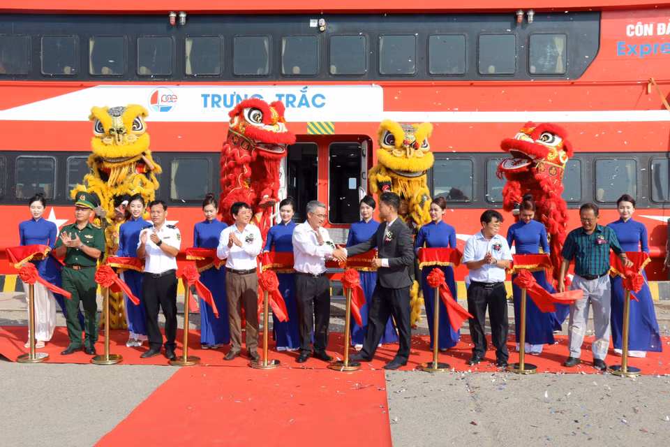Cắt băng khánh thành chính thức đưa vào hoạt động tuyến vận tải biển Phan Thiết-Phú Quý. (Ảnh: Nguyễn Thanh/TTXVN)