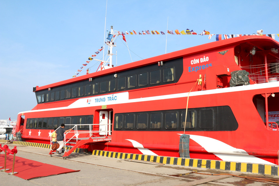 Tàu được thiết kế theo tiêu chuẩn Châu Âu, đáp ứng nhu cầu phục vụ lên tới gần 600 hành khách và rút ngắn thời gian di chuyển từ Phan Thiết đến Phú Quý và ngược lại chỉ còn 2 giờ. (Ảnh: Nguyễn Thanh/TTXVN)