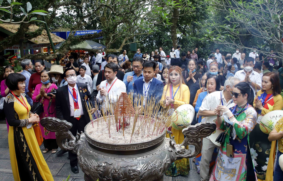 Đoàn đại biểu kiều bào tiêu biểu dâng hương tri ân công đức các Vua Hùng tại Đền Trung. (Ảnh: Trung Kiên/TTXVN)